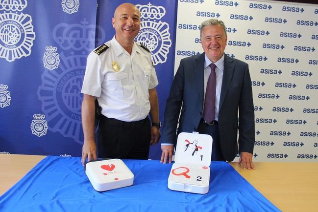 La Policía Nacional incorpora dos desfibriladores gracias a la donación de ASISA