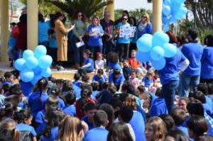 Vícar se tiñe de azul para concienciar sobre el autismo