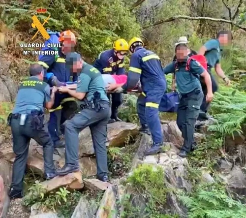 La Guardia Civil auxilia a un senderista herido en Huécija