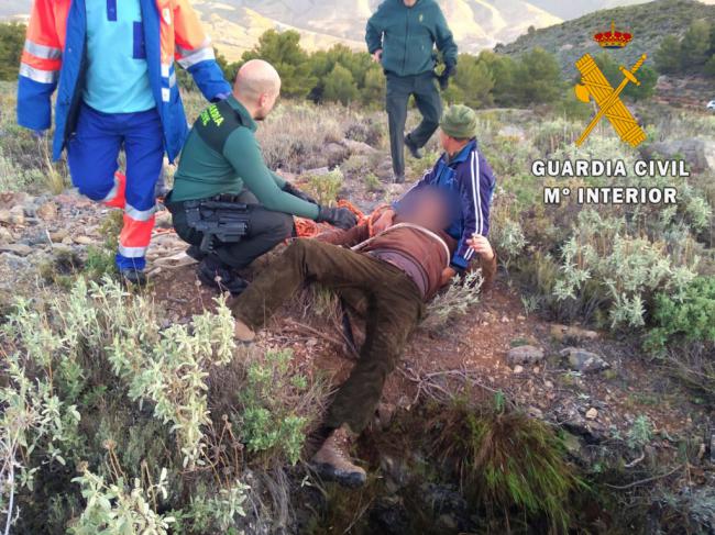 Rescatan a un cazador que cayó a un pozo abandonado sin asegurar