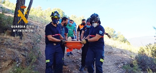 La Guardia Civil auxilia a una senderista que había sufrido una caída en Laujar