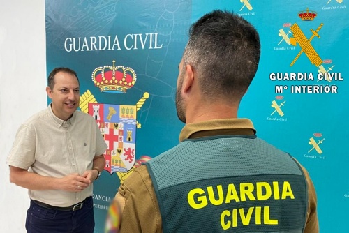 Guardia Civil fuera de servicio auxilia a una mujer herida al tropezar en una calle en obras