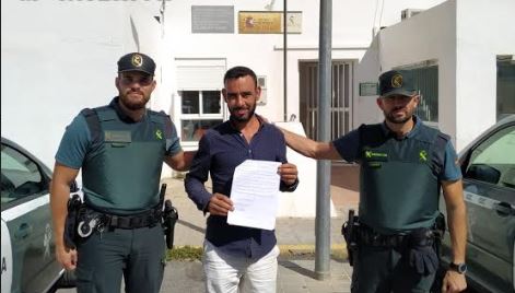 La Guardia Civil auxilia a una persona herida en el cuello con una botella rota