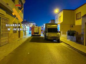 Guardia Civil y Bomberos auxilian a una persona que estaba en un bloque en llamas