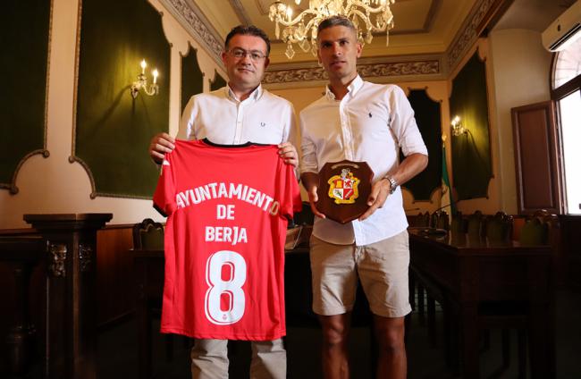 Berja homenajea a Salva Sevilla poniendo su nombre al campo de fútbol