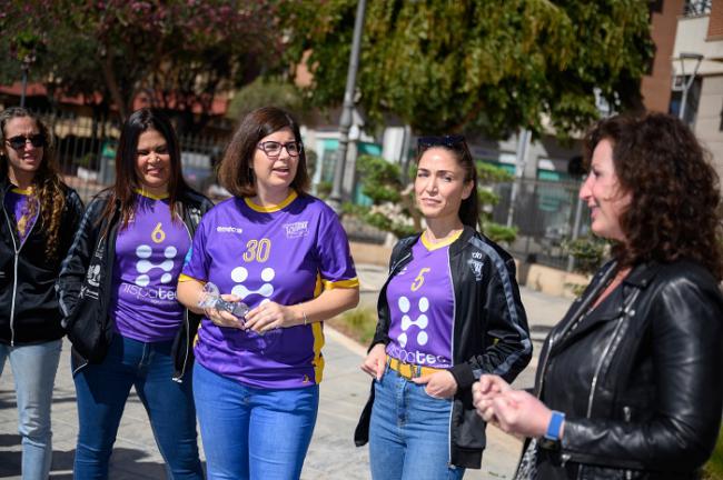 La alcaldesa recibe a las veteranas del balonmano almeriense en el Día de la Mujer