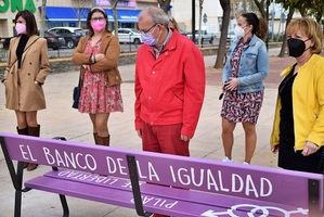 El Bulevar Ciudad De Vícar Incorpora Sus Bancos Morados De La Igualdad