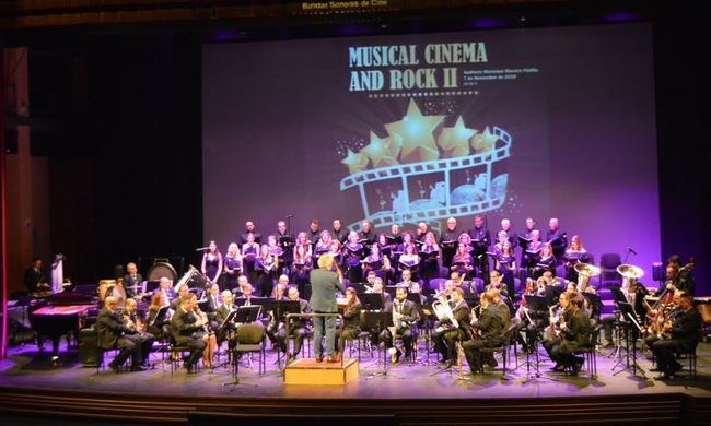 La Banda Sinfónica Municipal, la Coral Virgen del Mar y Autismo Dárata brindan una noche de cine y rock