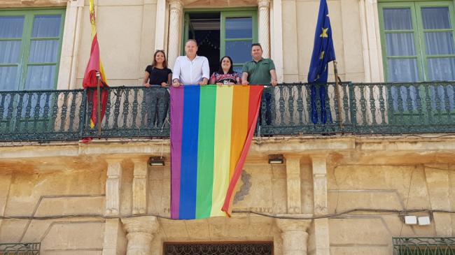 Cuevas con la comunidad LGTBI