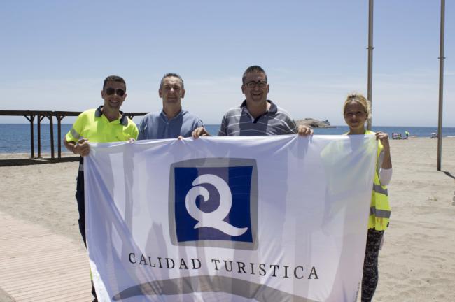 Carboneras conserva las banderas Q de Calidad para sus playas urbanas