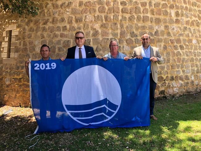 Cuevas recoge su bandera azul para la playa de Villaricos