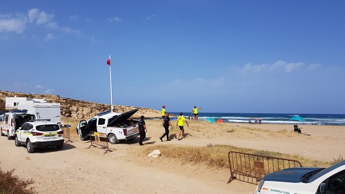 Policía Local de Níjar denuncia a ocho bañistas por bañarse con bandera roja