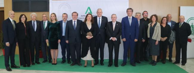 Banderas de Andalucía a quienes “con compromiso y esfuerzo hacen grande Almería”