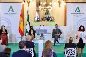 El alcalde entrega la bandera de Andalucía al Instituto de Estudios Almerienses