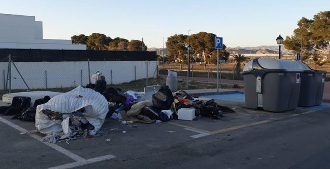 Policía Local de Vera denuncia a tres vecinos por tirar basura en la vía pública