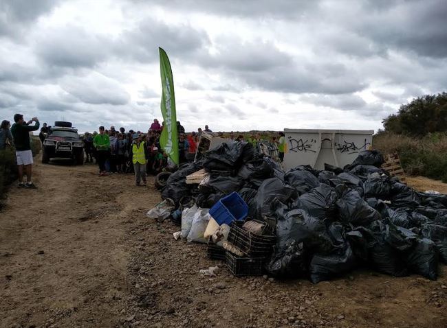 Voluntarios recogen 3 toneladas de residuos en una rambla con protección ambiental