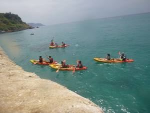 Berjanatura organiza un viaje a Nerja para hacer una ruta en kayak y visitar una cueva marina