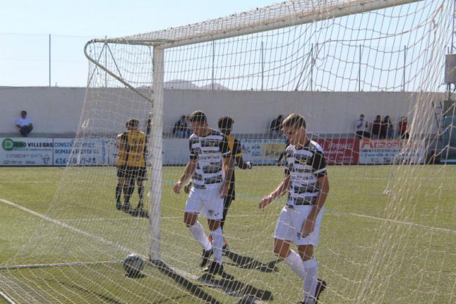 El Berja CF logra la primera victoria ante su afición goleando al Cantoria