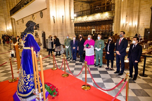 El alcalde acompaña al Prendimiento en la veneración de Jesús Cautivo de Medinaceli