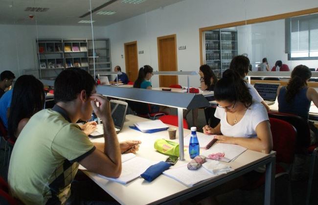 La Biblioteca Joven Verá Refuerza Su Horario para Los Exámenes Universitarios