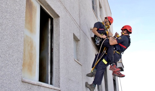 Los Bomberos rescatan a tres familias por un incendio en un edificio en Huércal-Overa