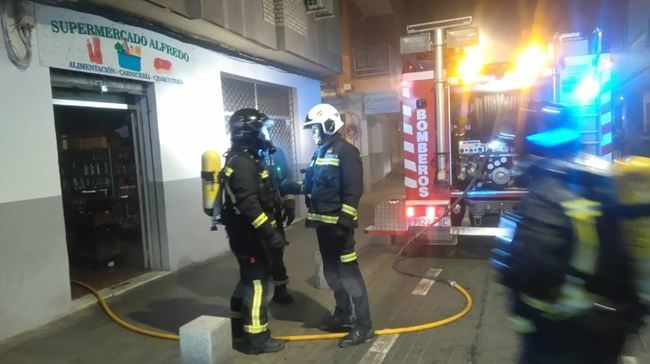 Fallece un joven de 18 años en el incendio en un bloque de viviendas de la capital