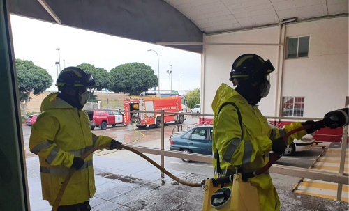 Un camión de Bomberos se suma a los 14 equipos y 20 tractores que desinfectan El Ejido