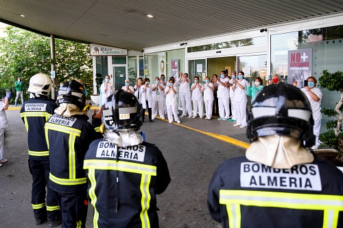 Bomberos de Almería aplauden al personal sanitario a las puertas de Torrecárdenas