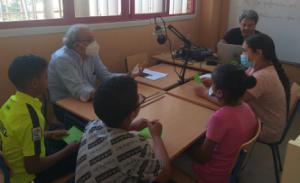 Antonio Bonilla Comparte Con El Alumnado Del CEIP La Canal Su Taller De Radio