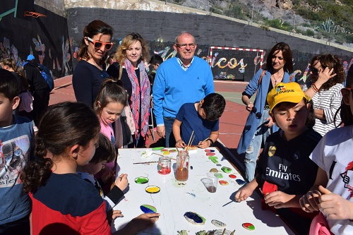 Escolares de Vicar plan 80 encinas en 'La Gran Bellotada Ibérica'