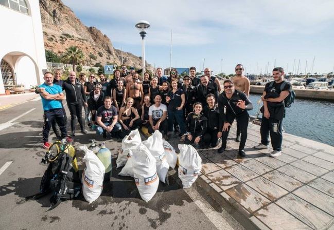 Cerca de 40 buceadores recogen más de 400 kilos de basura en el puerto de Aguadulce