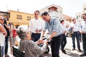 Juanma Moreno alaba el trabajo de Alfonso en Vera