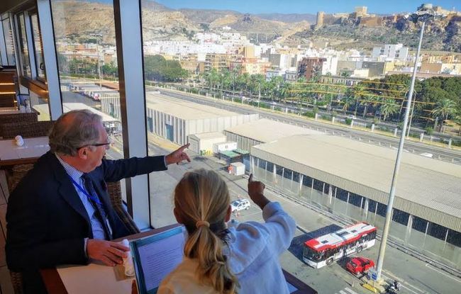 Los viajeros del lujoso crucero Seven Seas Explorer saborean Almería