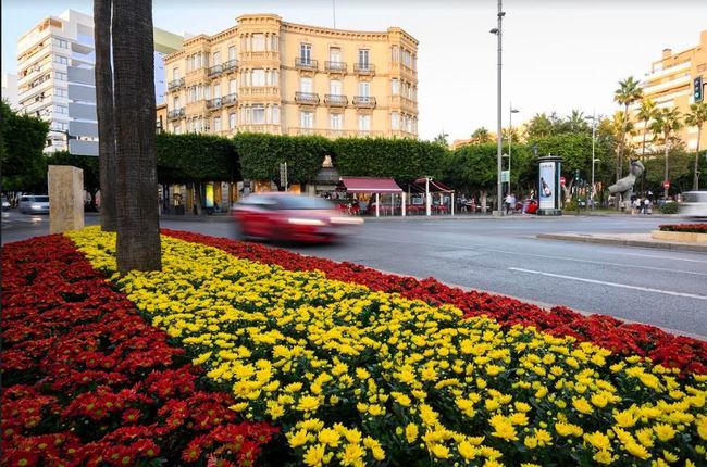 Flores rojas y amarillas en los jardines de Almería este fn de semana