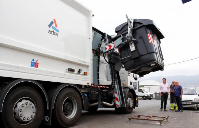 Ayuntamiento de Adra suma un camión de baldeo y nuevos vehículos para reforzar el mantenimiento