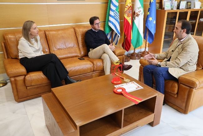 Juan José Rodríguez, campeón de SICAB 2024, es recibido por el alcalde