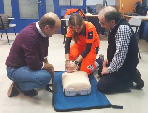 El 061 de Almería entrena a profesores en reanimación y desfibriladores