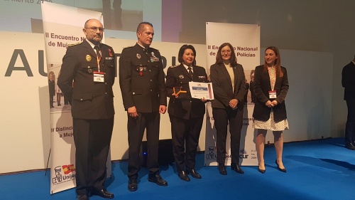 Medalla al Mérito a mujeres policía par ala segunda jefe de la Policía Local de Almería