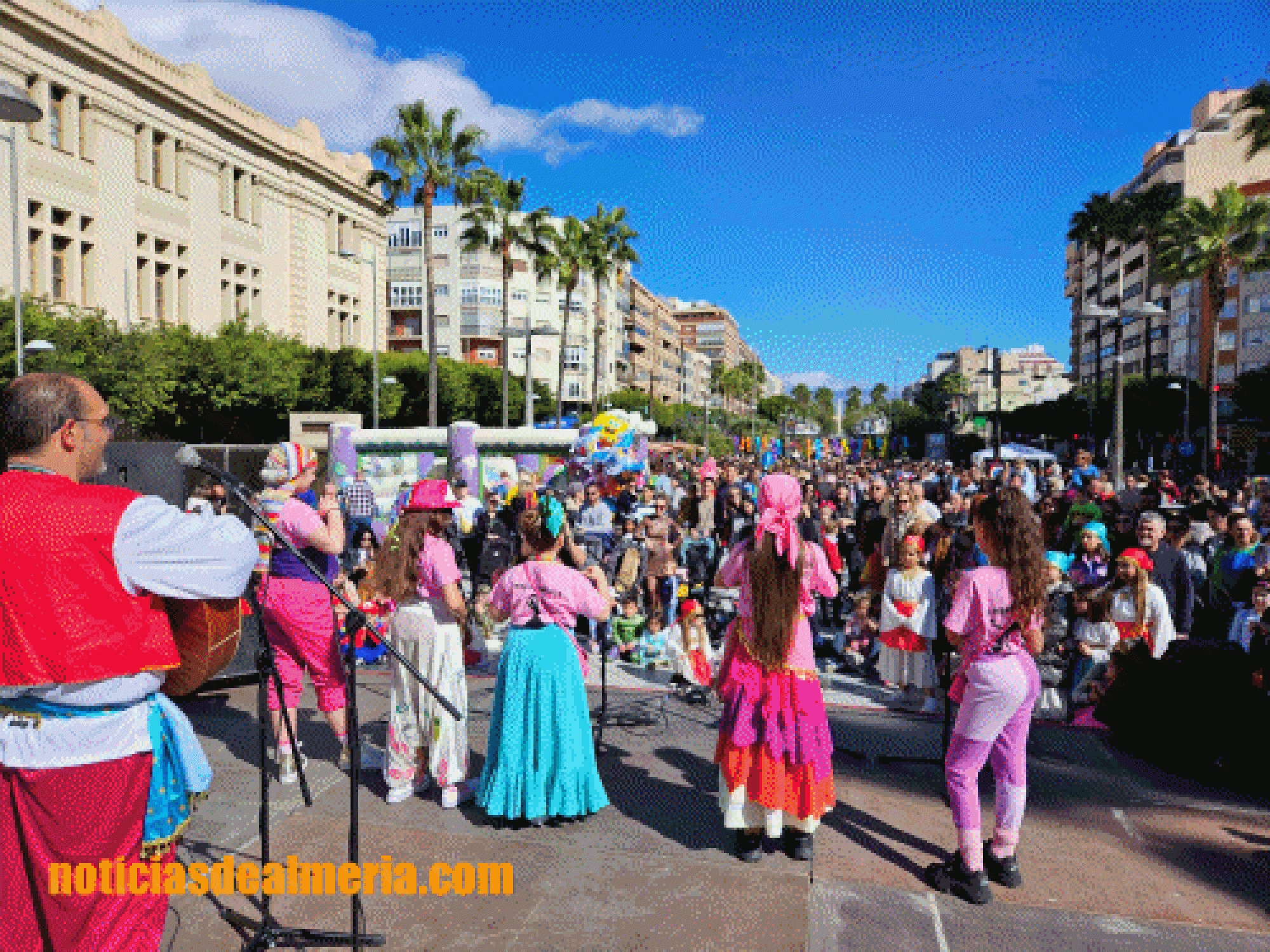 Almería se lanza a la calle con la ‘Noche en color’