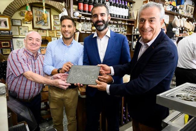 Casa Puga recibe un reconocimiento por ser “Marca Almería por los cuatro costados”