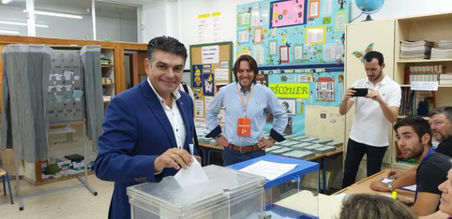 Miguel Cazorla ha votado en el CEIP Padre Méndez