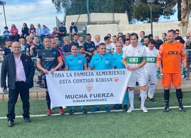 Veteranos del Almería arrasan 4-0 al Elche en partido solidario