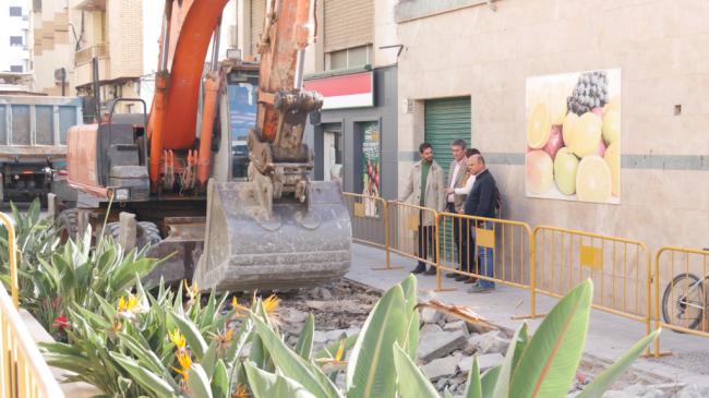 La calle Mercado de Adra comienza las obras de semipeatonalización