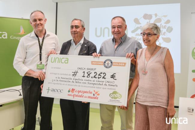 UNICA entrega de la recaudación del récord Guinness a Anda y AECC