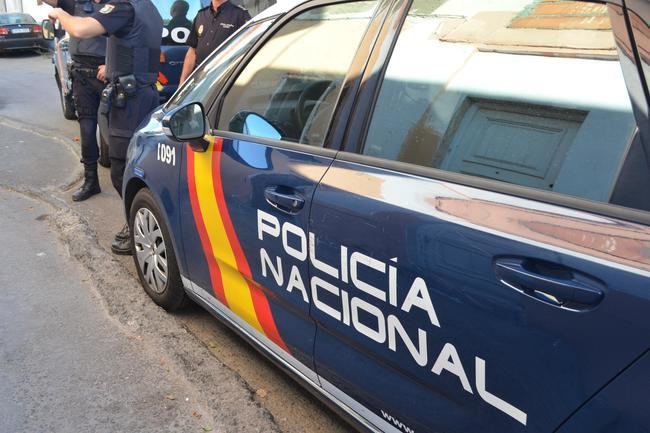 Pone un cuchillo en el cuello de la empleada para robar en un establecimiento '24 horas'