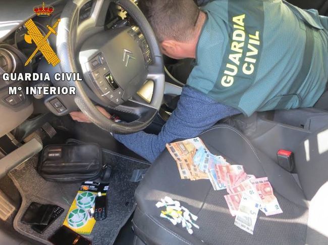 Detenido en Adra un vendedor ambulante de droga