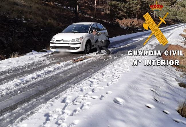 La Guardia Civil auxilia a un conductor atrapado en la nieve de Calar Alto