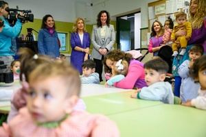 La alcaldesa visita la Escuela de Madres ‘Carmen Mora’ de Los Almendros