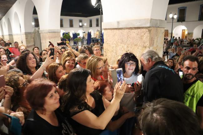 Bertín Osborne cautiva al público virgitano en su concierto de la Plaza Porticada