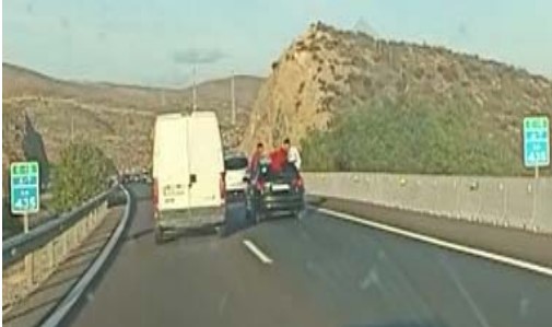 Multados por sentarse en las ventanillas de un coche mientras circulaba por la A-7